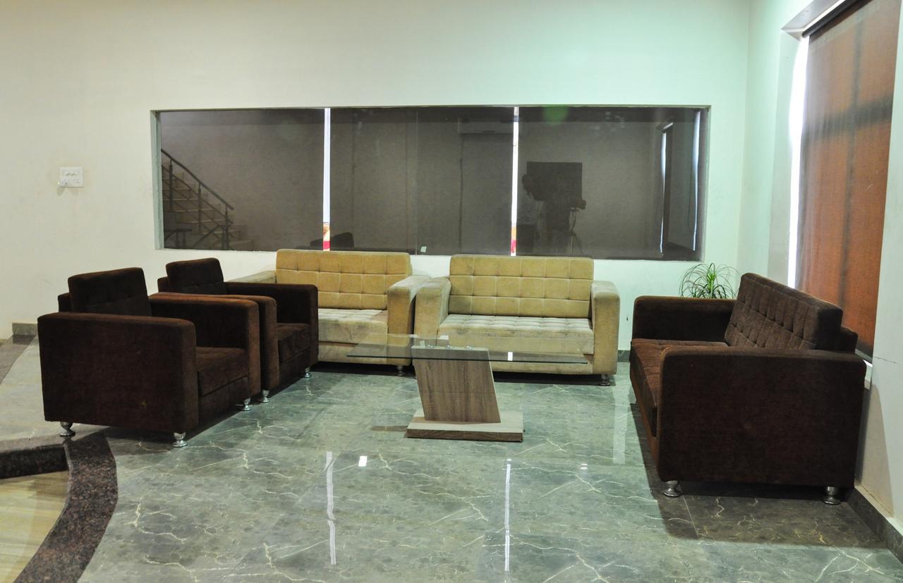 Oyo 1358 Hotel Crossroad Λάκναου Εξωτερικό φωτογραφία