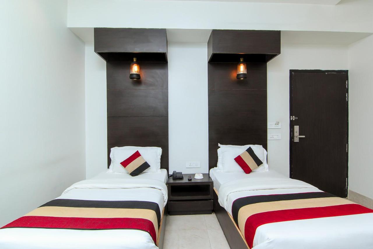 Oyo 1358 Hotel Crossroad Λάκναου Εξωτερικό φωτογραφία