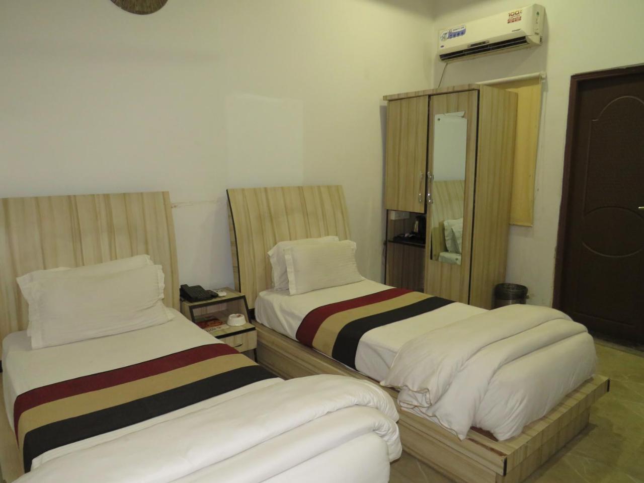 Oyo 1358 Hotel Crossroad Λάκναου Εξωτερικό φωτογραφία